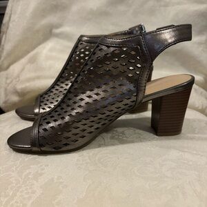 NWOT Liz Claiborne Pewter Sling Back Block Heel, Size 9